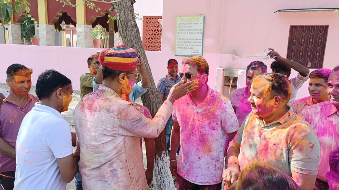 बीकानेर:खाकी पर चढ़ा होली का रंग,उडी गुलाल,डीजे पर थिरके पुलिसकर्मी