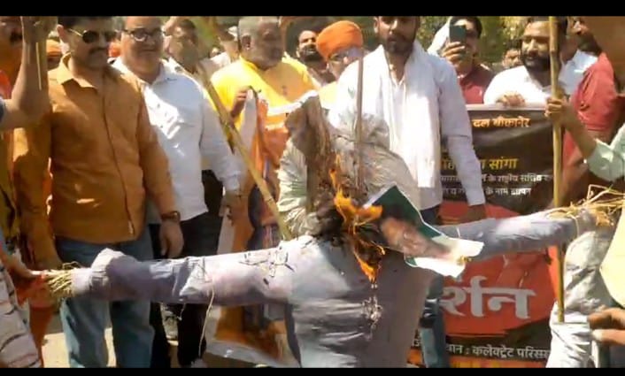 बीकानेर : हिंदू समाज और विश्व हिंदू परिषद का प्रदर्शन, राज्यसभा सांसद रामजीलाल सुमन का पुतला दहन