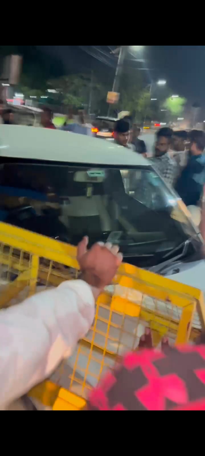 बीकानेर: अंधेरे में हादसा,ढोला मारू के सामने नशे में धुत युवकों की कार बैरिकेड से टकराई