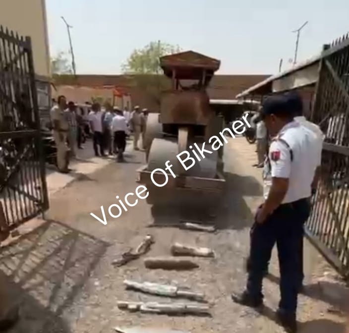 बीकानेर : यातायात पुलिस की बड़ी कार्रवाई,मॉडिफाइड साइलेंसर और प्रेसर हॉर्न पर चला बुलडोजर