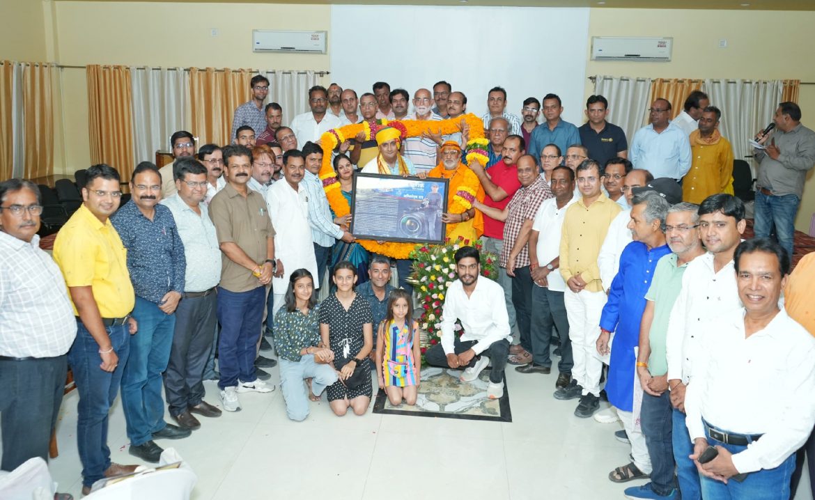 मंच नहीं, मन बना सम्मान स्थल ,मनीष पारीक के 25 वर्षों की पत्रकारिता सेवा पर बीकानेर ने रचा इतिहास