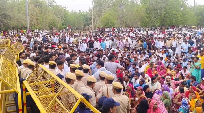 बीकानेर: चकगर्बी में मकान तोड़ने के विरोध में भड़का जन आक्रोश,कलेक्ट्रेट का किया घेराव, प्रशासन के खिलाफ गरजे नेता