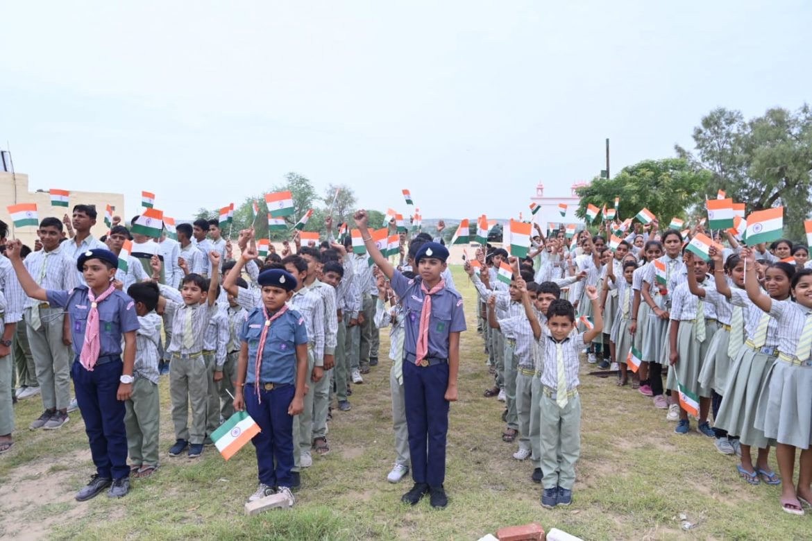 बीकानेर: नन्हें-मुन्हें बच्चों का देशभक्ति जज्बा देख अभिभूत हुए बीएसएफ अधिकारी