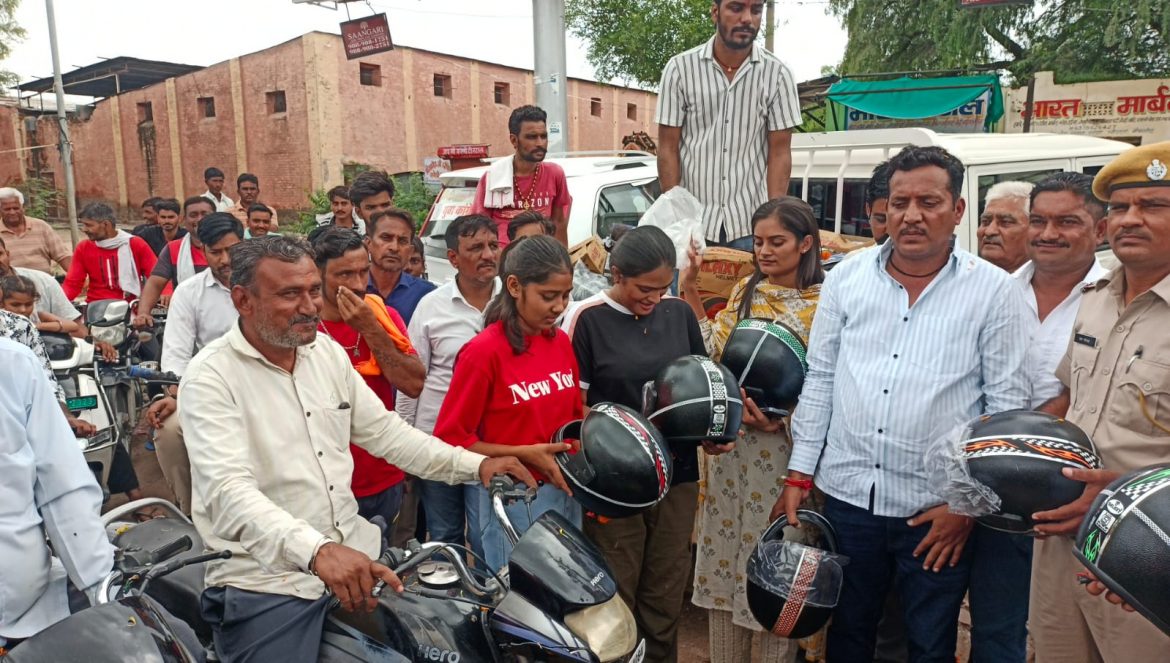 बीकानेर: हेलमेट वितरण कर मनाया सचिन पायलट का जन्मदिन, सड़क सुरक्षा का दिया संदेश