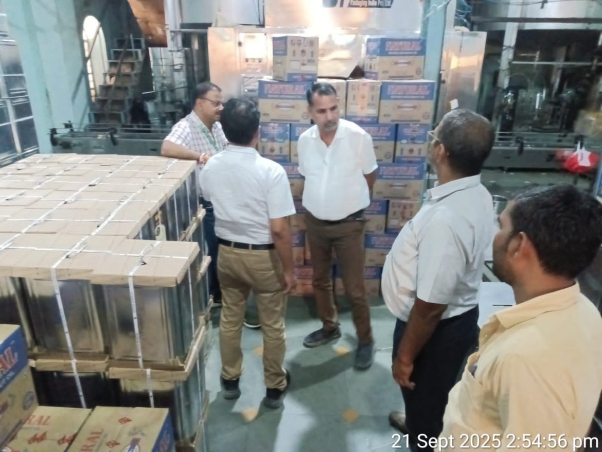 बीकानेर: गंदगी और धूल-जालों के बीच पकड़ा तेल उत्पादन,1950 किलो तेल किया सीज