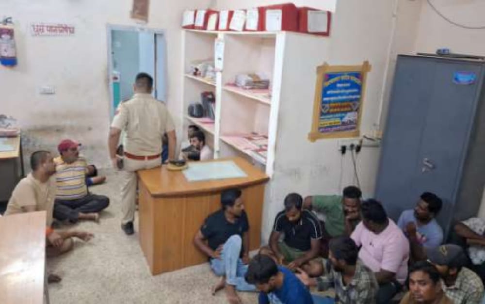 बीकानेर: पासों पर दांव लगाते 10 जने गिरफ्तार, ₹50,200 जब्त