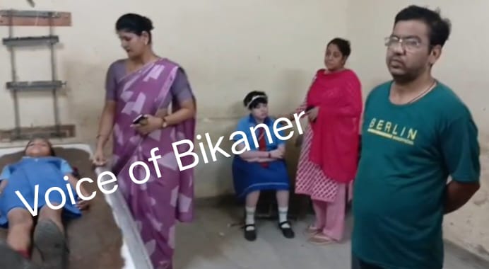 बीकानेर से बड़ी खबर: बच्चों से भरी स्कूल वैन पलटी, चार बच्चे घायल