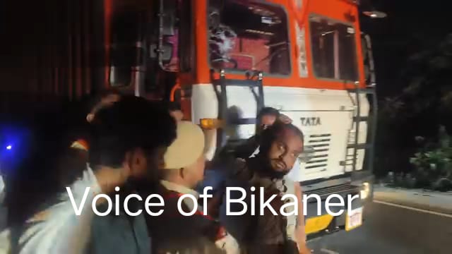 बीकानेर: नशे में धुत ट्रक चालक ने हाईवे पर बैठी 5 गायों को कुचला, गुस्साई भीड़ ने ड्राइवर की मौके पर की जमकर पिटाई