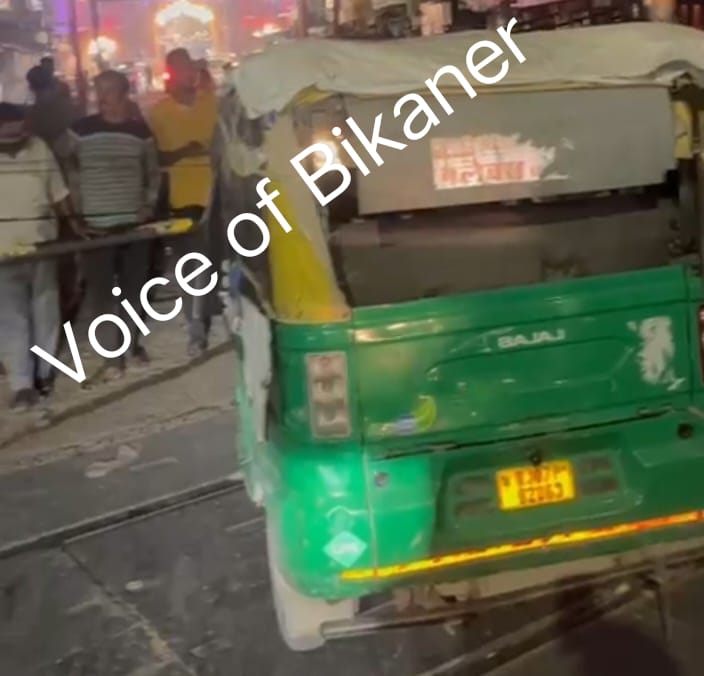 बीकानेर:कोटगेट रेलवे फाटक पर फंसी टैक्सी, रेलवे ट्रैक मचा हंगामा, सवारियों की अटकी सांसें