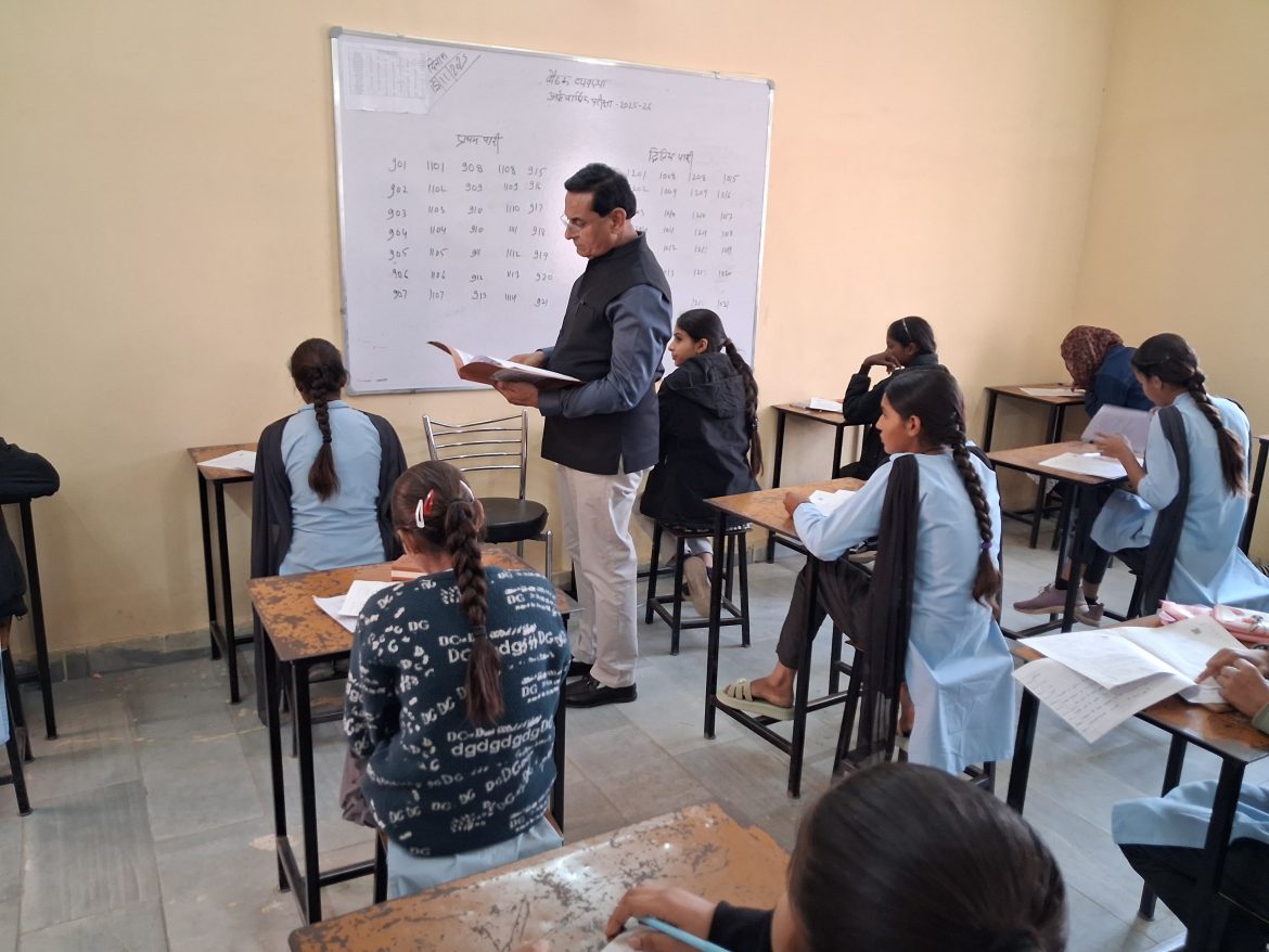 बीकानेर: शिक्षा निदेशक ने किया औचक निरीक्षण, परीक्षा कार्य में लापरवाही पर दो शिक्षकों को नोटिस