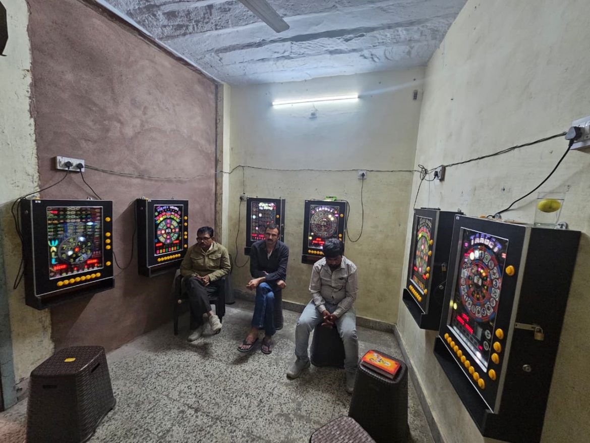 बीकानेर:पुलिस की बड़ी कार्रवाई: दो स्थानों पर छापेमारी, दस जुआरी गिरफ्तार, 13 केसिनो मशीनें और 39 हजार से ज्यादा नकदी जब्त