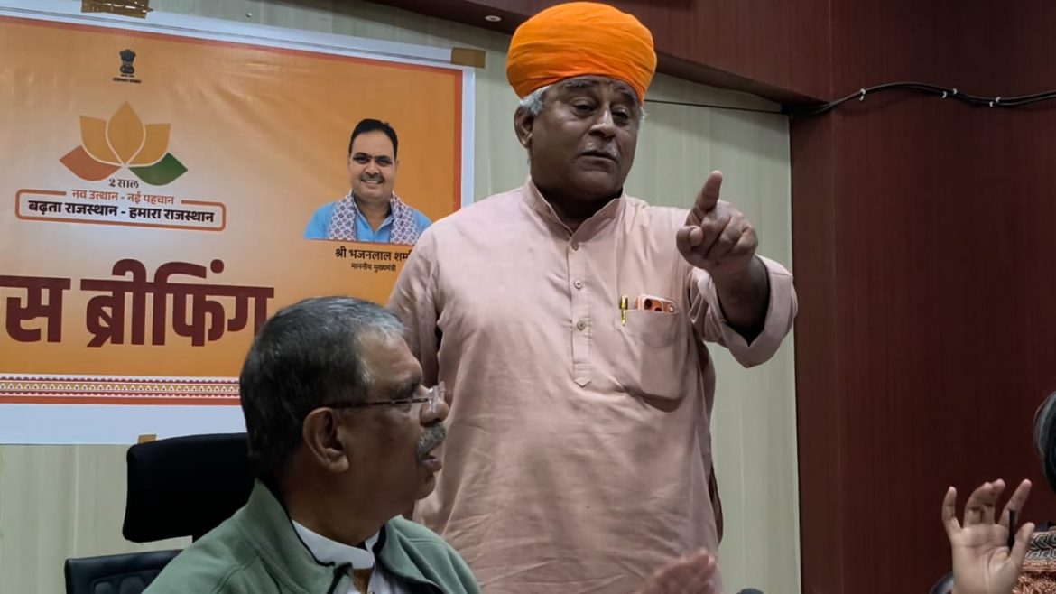 बीकानेर:  विधायक खड़े अधिकारी बैठे, प्रभारी मंत्री के सामने फूटा विधायक व्यास