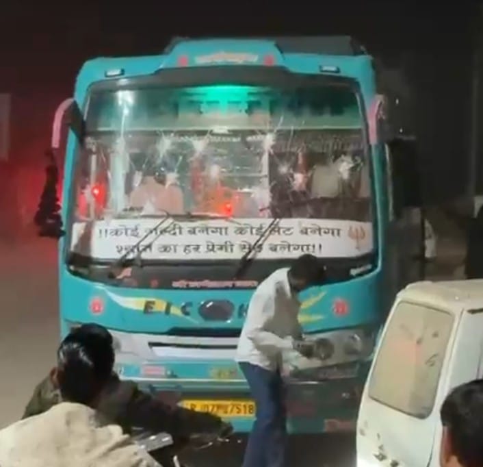 बीकानेर: बस के रूट को लेकर विवाद,कार से आए युवकों ने बस के शीशे तोड़े,दो आरोपी हिरासत में