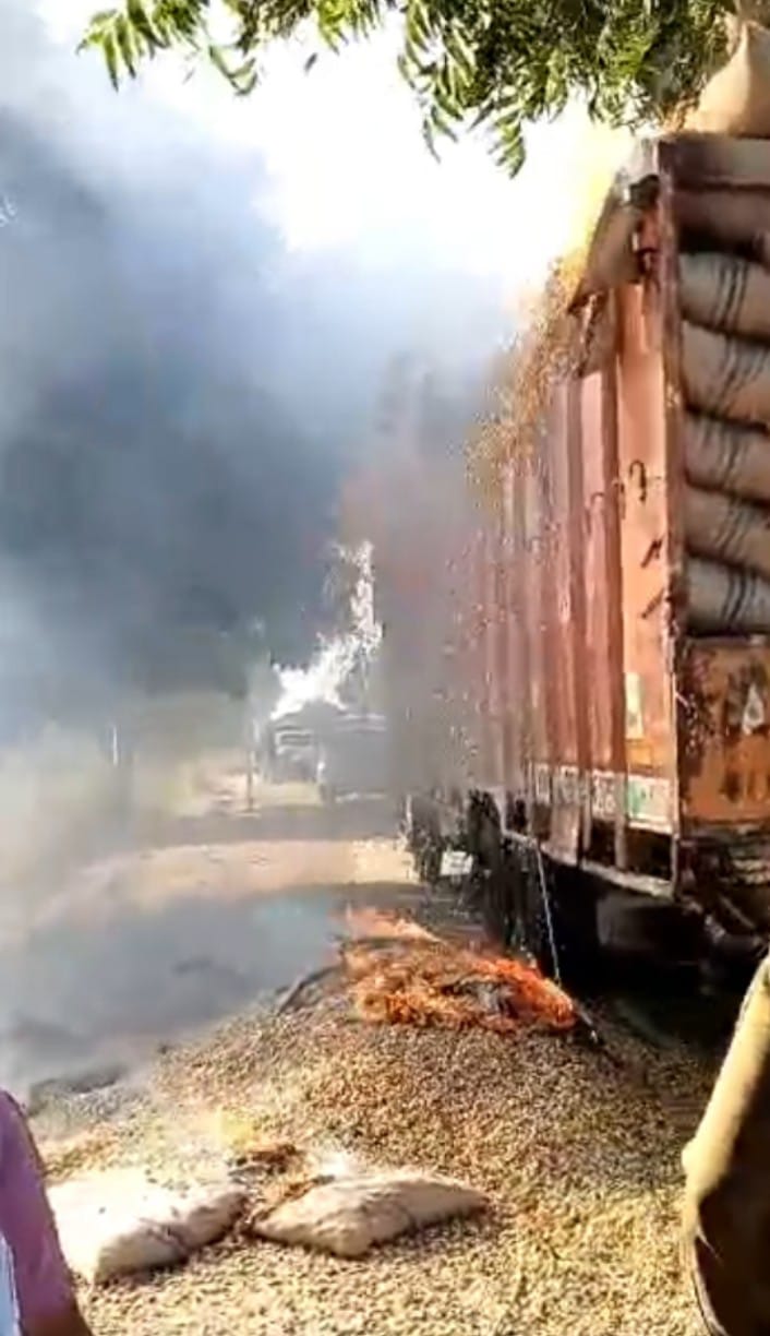बीकानेर : बड़ा हादसा टला,रेलवे फाटक के पास मूंगफली से भरे ट्रक में लगी आग, मचा हड़कंप