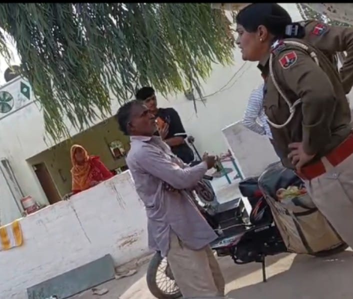 बीकानेर : धर्म परिवर्तन के आरोप में युवक पकड़ा, थाने के बाहर जुटी भीड़