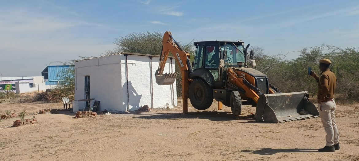 बीकानेर : अवैध निर्माणों पर चला प्रशासन का पीला पंजा,सरकारी भूमि पर बनी 9 अवैध दुकानें ध्वस्त
