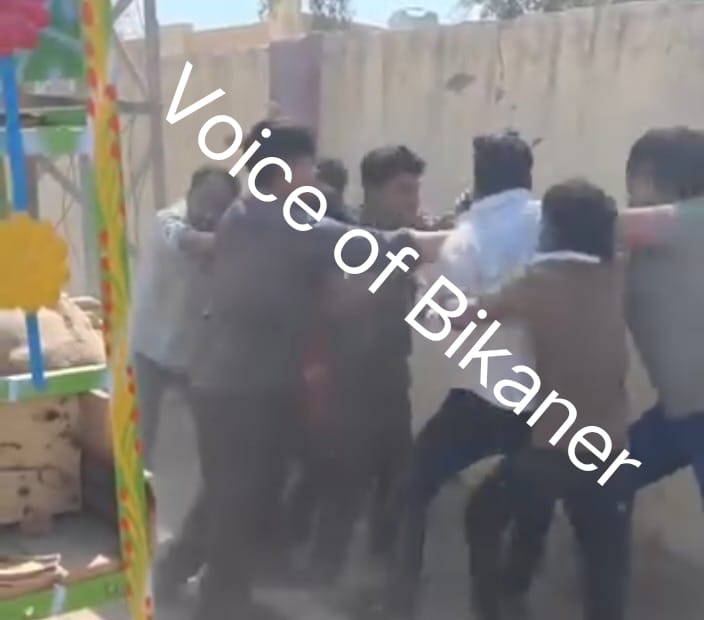बीकानेर: ठेला लगाने की जगह को लेकर बवाल, कोर्ट के आगे दो पक्ष भिड़े, लाठी-डंडों से मारपीट का वीडियो वायरल
