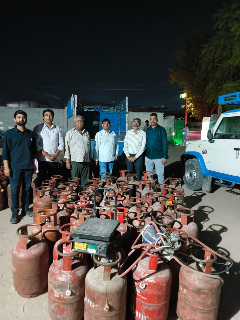 बीकानेर: रसद विभाग का छापा, अवैध गैस रिफिलिंग का भंडाफोड़, 56 सिलेंडर और बोलेरो पिकअप जब्त
