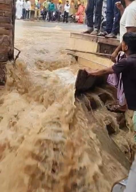 बीकानेर: लक्ष्मीनाथ घाटी में 14 इंच पाइप फूटी, गलियां बनी दरिया