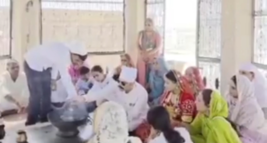 बीकानेर: IPS दंपति ने समराथल धोरे पर निभाई पाहल रस्म, लिया गुरु जंभेश्वर का आशीर्वाद