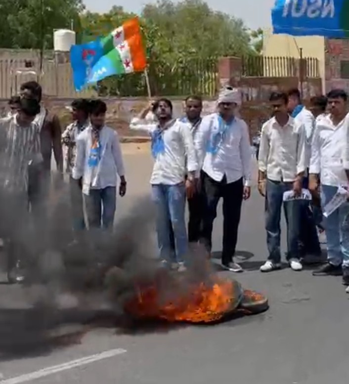 बीकानेर: नीट पेपर लीक के विरोध में एनएसयूआई का प्रदर्शन,डूंगर कॉलेज के आगे सड़क जाम