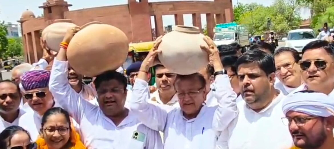 बीकानेर: बिजली कटौती और जल संकट के विरोध में कांग्रेस का मटका फोड़ प्रदर्शन