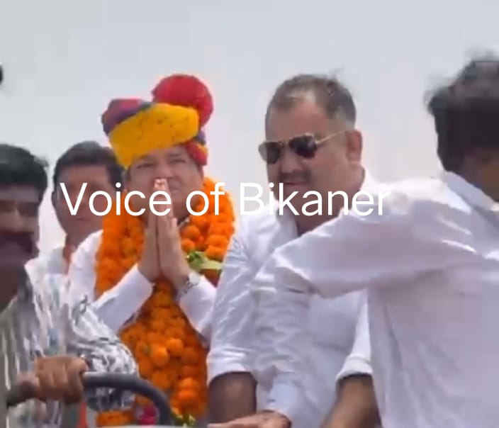 बीकानेर: भाजपा के कैबिनेट मंत्री संग ट्रैक्टर पर दिखे कांग्रेस नेता, कुछ घंटों बाद पद से हटाए गए