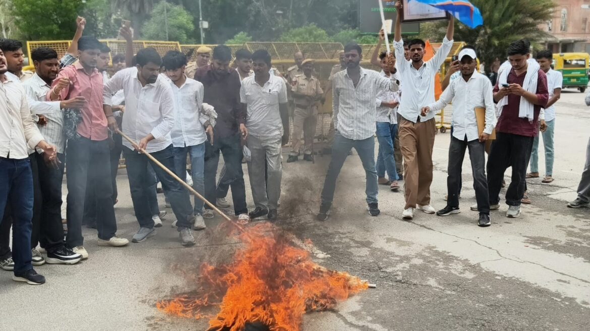बीकानेर: नीट पेपर लीक,राहुल गांधी की गिरफ्तारी के विरोध में एनएसयूआई का प्रदर्शन, शिक्षा मंत्री का पुतला फूंका