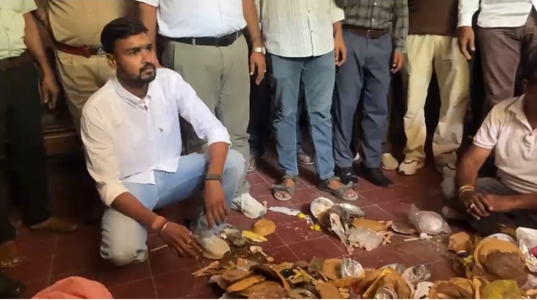 बीकानेर: सफाई व्यवस्था पर कांग्रेस का हल्लाबोल, आयुक्त-उपायुक्त के कक्ष के बाहर डाला कचरा