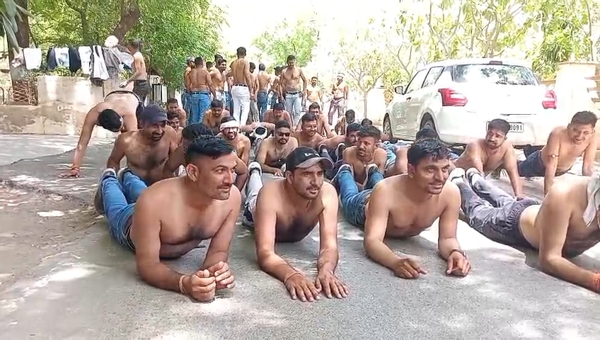 बीकानेर: भीषण गर्मी में पीटीआई अभ्यर्थियों का उग्र प्रदर्शन,अर्धनग्न होकर दंडवत यात्रा निकाल जताया आक्रोश